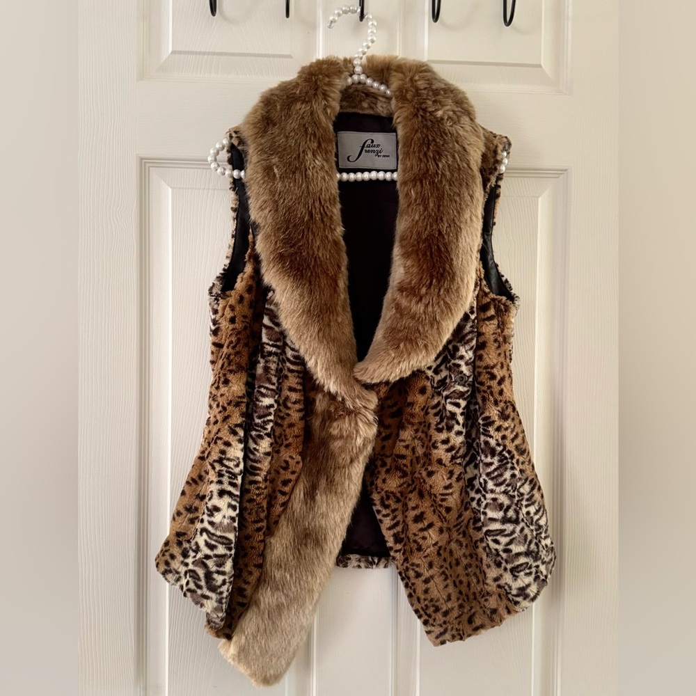 Gorgeous Leopard Vest with Faux Fur Beige trim